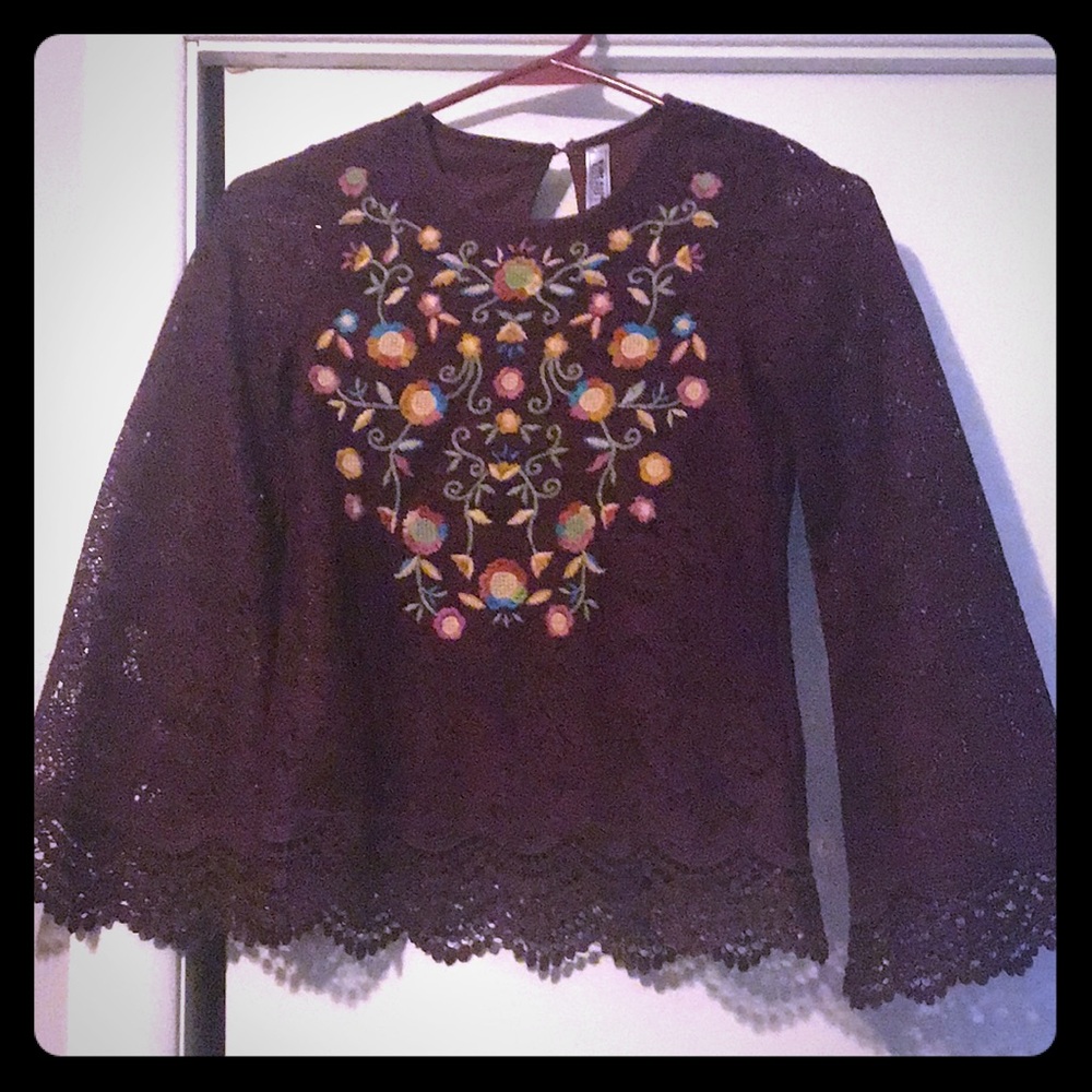Size S girls Lace bell sleeve embroidered shirt - Picture 1 of 6